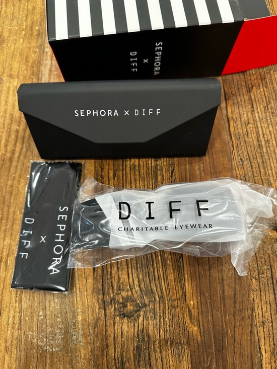 Diff Eyewear x Sephora Black Sunglasses with Black Case